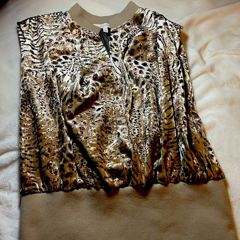 Sleeveless leopard print top. Size small!